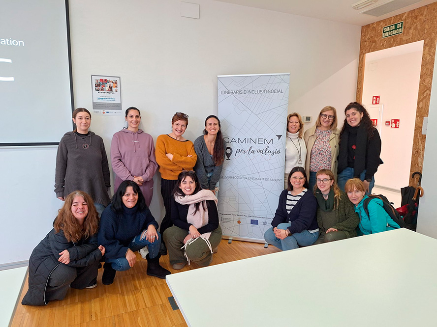 Serveis Socials posa en marxa el taller ‘Lo Veo Me Ven’ per a combatre la bretxa digital