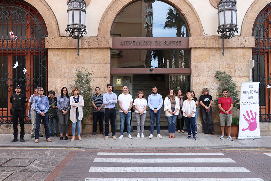 Silenci a les portes dels edificis municipals pels presumptes assassinats masclistes perpetrats a Zarautz i Badajoz
