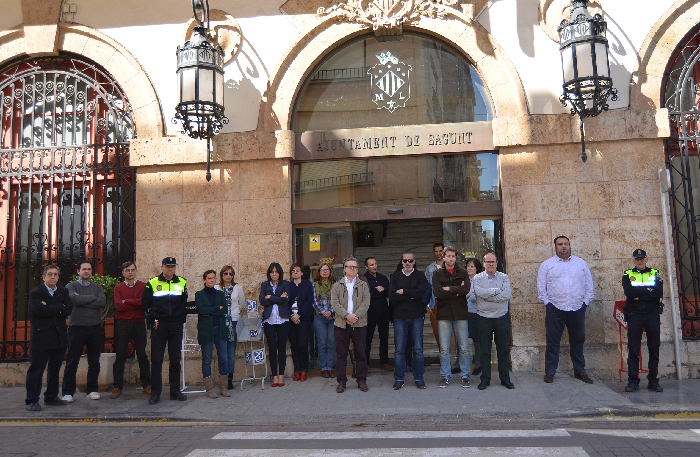 La corporació municipal guarda un minut de silenci per la mort d'una dona a Catarroja