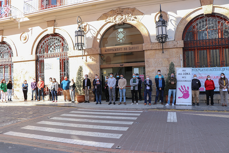 Sagunt guarda un minut de silenci en senyal de condemna i repulsa pel presumpte assassinat masclista ocorregut a Sabadell