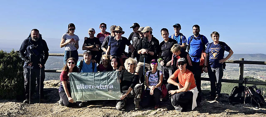 Els excursionistes d’Alternatura coronen el pic Peñarroya de 1241 metres sobre el nivell de la mar