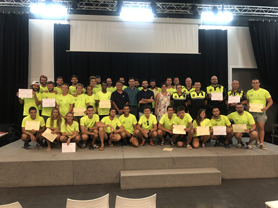 El personal de socorrisme i la Policia de Platges reben els diplomes del curs de socorrista Bandera Blava