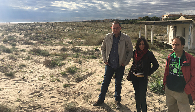 El regidor de Platges acudeix a Almardà per a resoldre un problema de plantes invasores