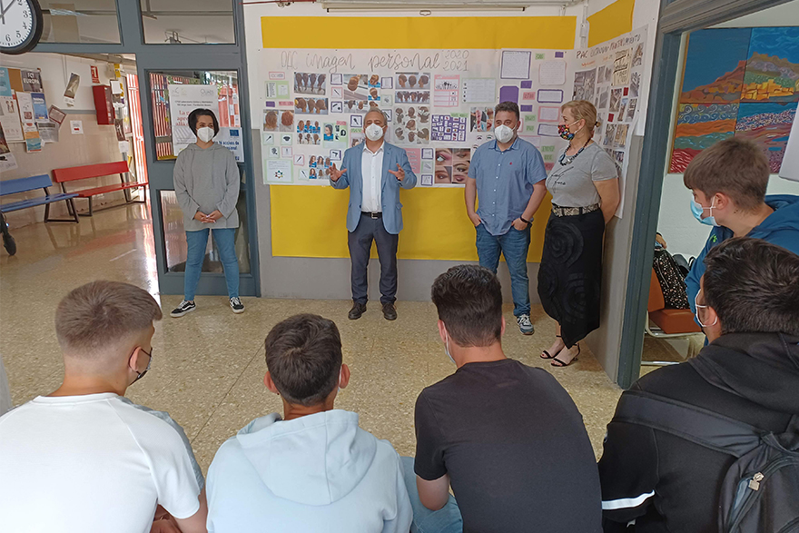 L'alumnat del Projecte Aules Compartides (PAC) presenta els seus treballs dels mòduls de Perruqueria i Imatge Personal i d'Electricitat i Manteniment