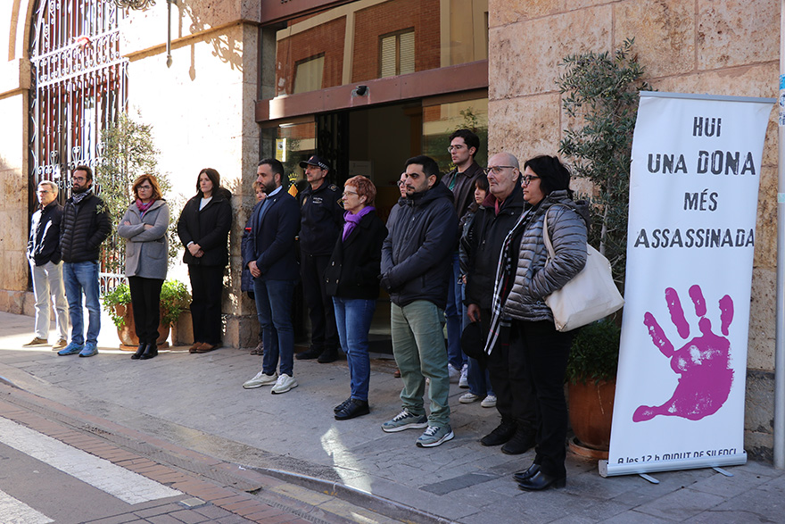 Silenci a les portes dels edificis municipals pel presumpte assassinat masclista perpetrat a Màlaga