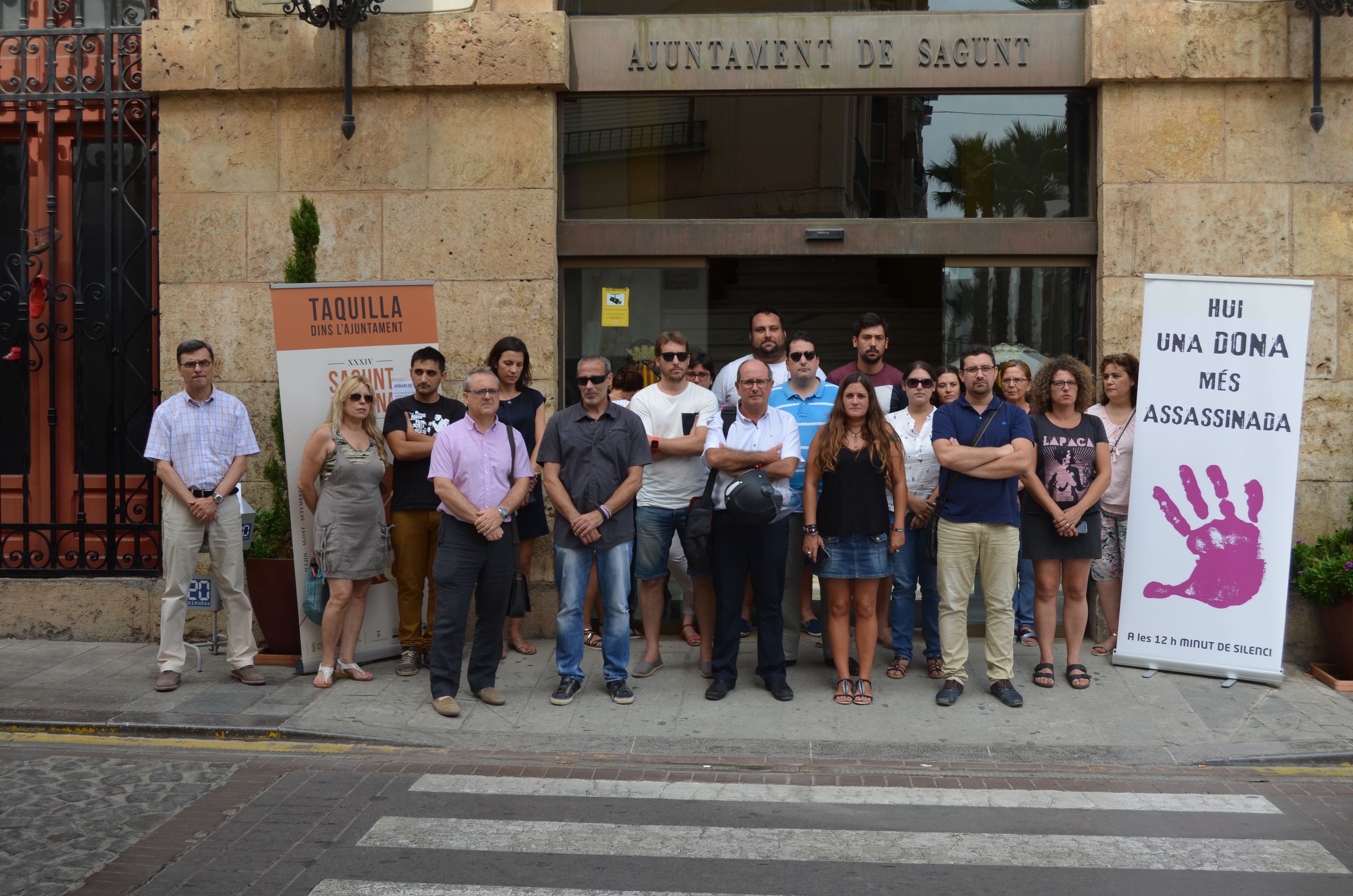 Sagunt guarda un minut de silenci pel presumpte assassinat masclista ocorregut a Tenerife