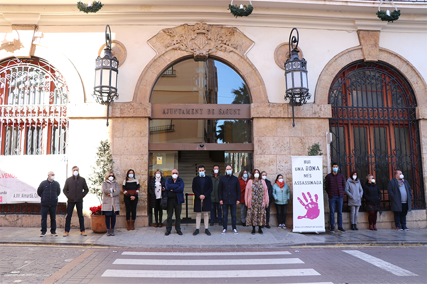 Sagunt guarda un minut de silenci en senyal de condemna i repulsa pel presumpte assassinat masclista perpetrat a Granada