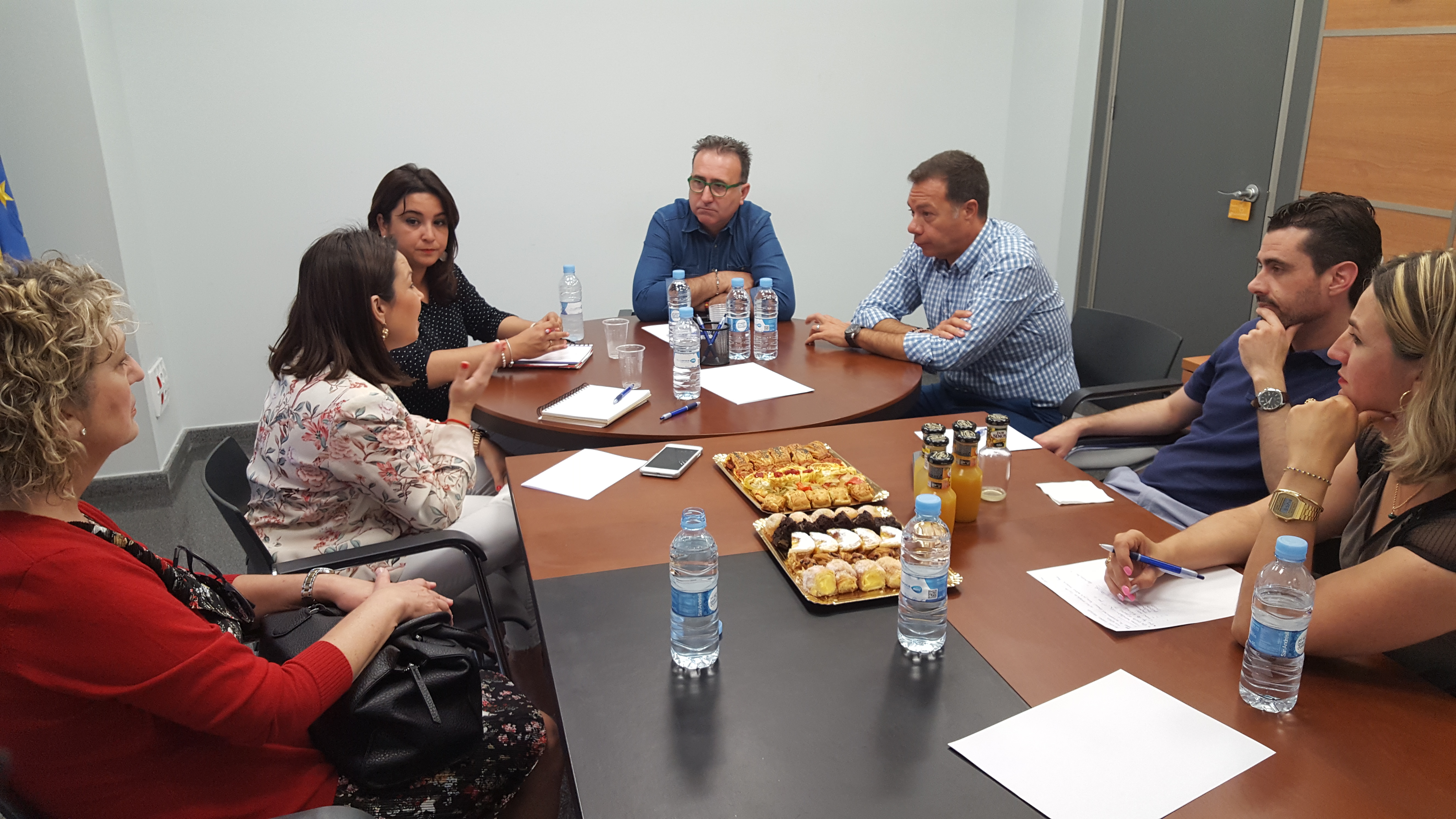 La regidora Natalia Antonino es reuneix amb la comissió de Turisme d’ASECAM