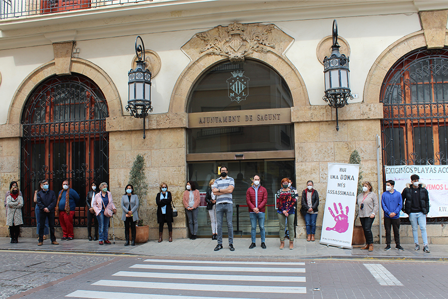Sagunt guarda un minut de silenci en senyal de condemna i repulsa pel presumpte assassinat masclista ocorregut a un poble de Lleó