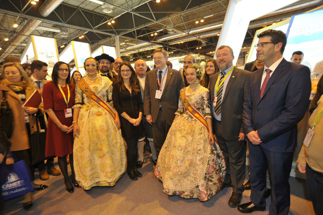 El president de la Generalitat visita el stand de Sagunt en Fitur