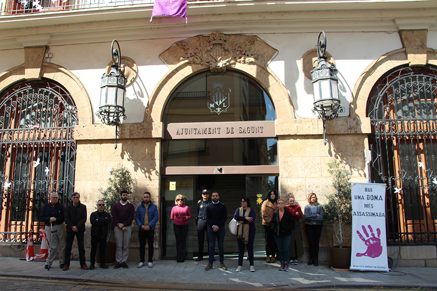 Silencio a las puertas de los edificios municipales por los presuntos asesinatos machistas y de violencia vicaria perpetrados en Zaragoza y Torrevieja
