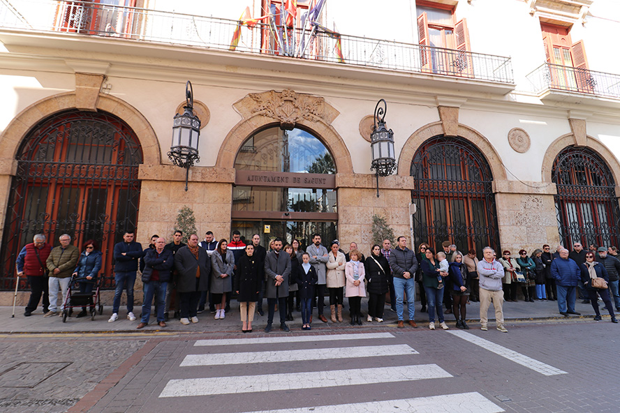 Sagunt guarda un minut de silenci en senyal de dol per les víctimes de l'incendi de Campanar