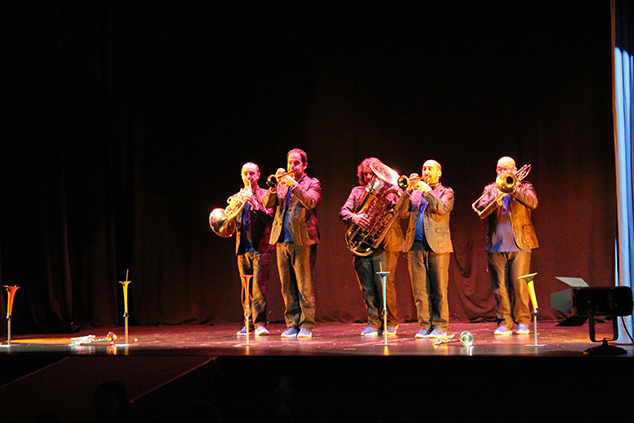 Spanish Brass interpreta temes musicals de vent per a xiquets dels col·legis de Sagunt