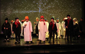 L'alumnat de l'IES Clot del Moro posa en escena el conte de Caputxeta Roja en el Mario Monreal