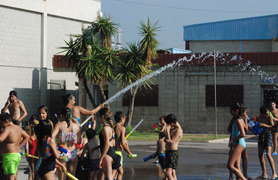 Finalitza el 'Campus Delfín' amb una guerra d’aigua