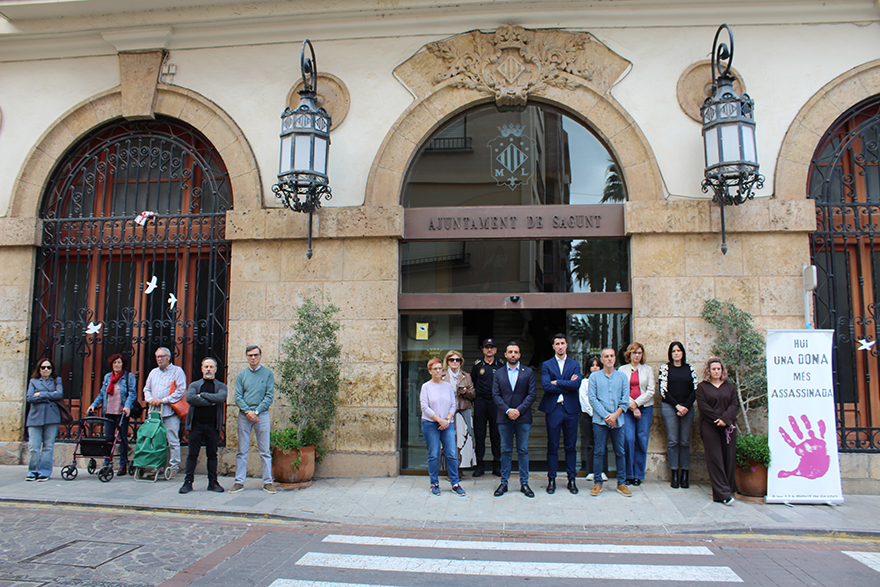 Silenci a les portes dels edificis municipals pel presumpte assassinat masclista perpetrat a Alacant