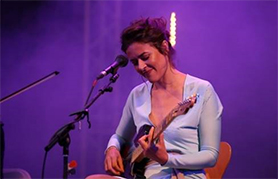 La compositora Maika Makovski en concert en el Centre Cultural Mario Monreal