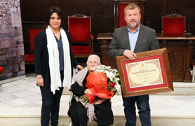 Antonia Pérez Hernández, amb 106 anys, rep un homenatge en l'Ajuntament de Sagunt