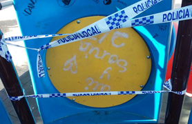 Els jocs infantils de la plaça Joan Pau II patixen actes vandàlics