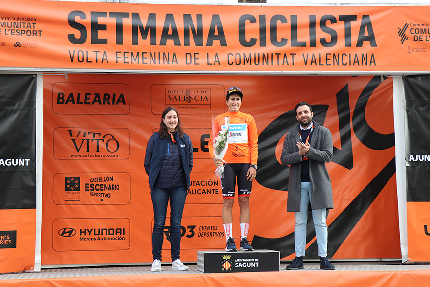 La Volta Ciclista Comunitat Valenciana Fèmines ha finalitzat hui la seua primera etapa en el Port de Sagunt 