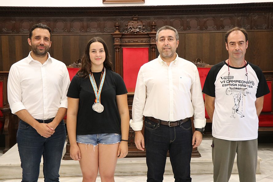 El Consistori reconeix l'halterofilista Alicia Munuera per la seua segona posició en el campionat d'Espanya sub 17