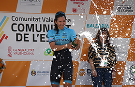 Ciutadania i turistes van viure la final de la 3a etapa de la Volta Comunitat Valenciana Fèmines a Sagunt