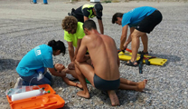 El servei de socorrisme realitza amb èxit un simulacre de salvament en la platja d’Almardà