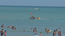 El servici de socorrisme realitza un simulacre de salvament amb dron a la platja del Port de Sagunt