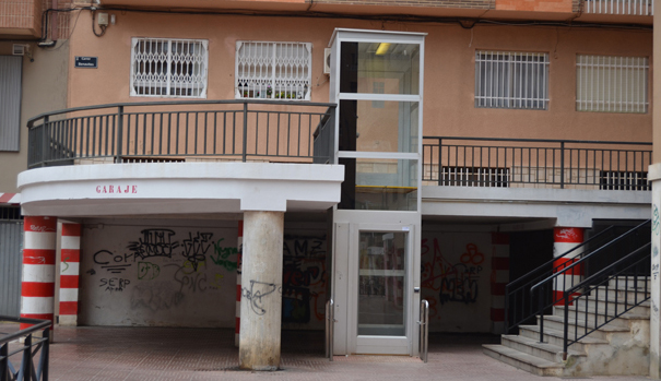 Manteniment realitza intervencions en les plataformes elevadores de la plaça de la Travessa