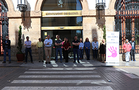 Sagunt guarda un minut de silenci pel presumpte assassinat masclista ocorregut a Granada