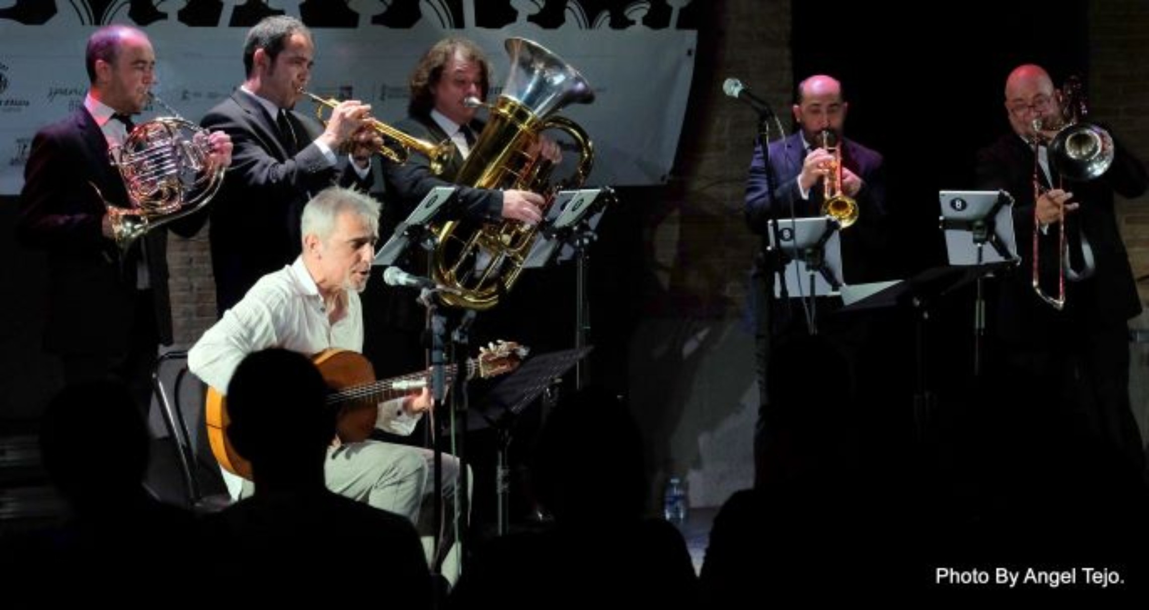 Spanish Brass i Carles Dénia pugen a l'escenari del Teatre Romà de Sagunt