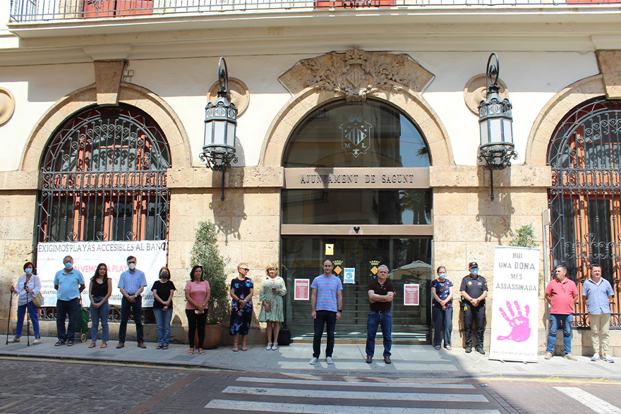 Sagunt guarda un minut de silenci en senyal de condemna i repulsa pels presumptes assassinats masclistes perpetrats a Tomelloso, Benajarafe i Tíjola
