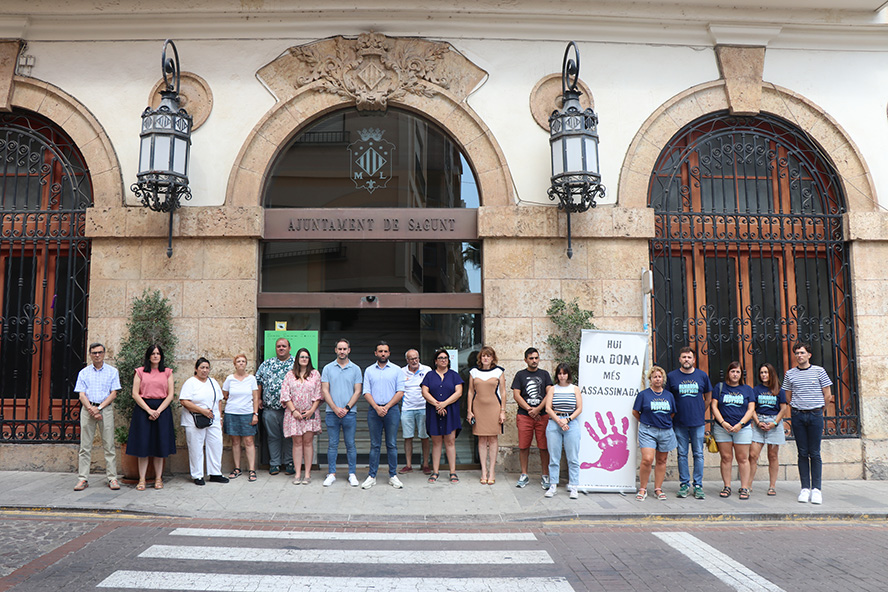 Silenci a les portes dels edificis municipals pel presumpte assassinat masclista perpetrat a Navarra