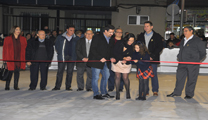 El delegat de Mercats i Comerç i les Falleres Majors de la comarca inauguren la pista de patinatge de Sagunt