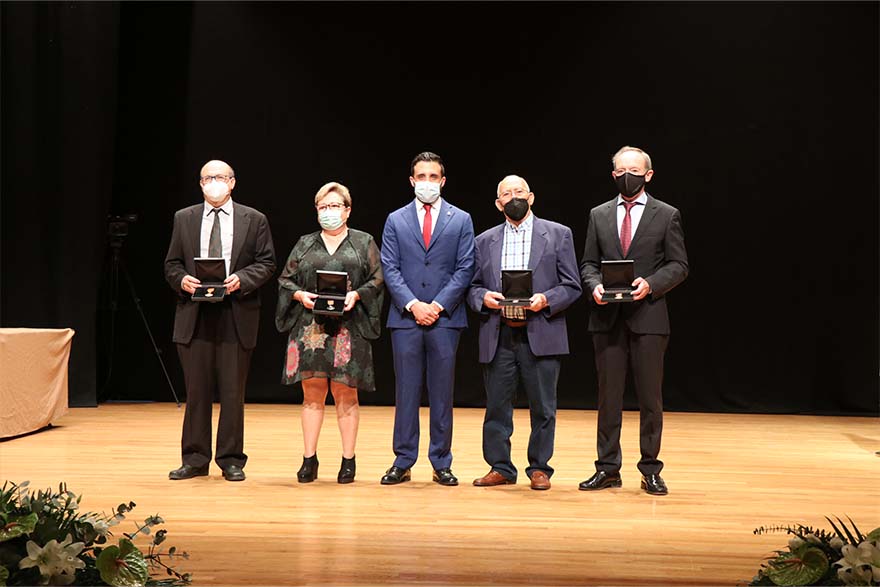 L'Ajuntament de Sagunt entrega les medalles de plata i or en l'acte institucional del 9 d'Octubre