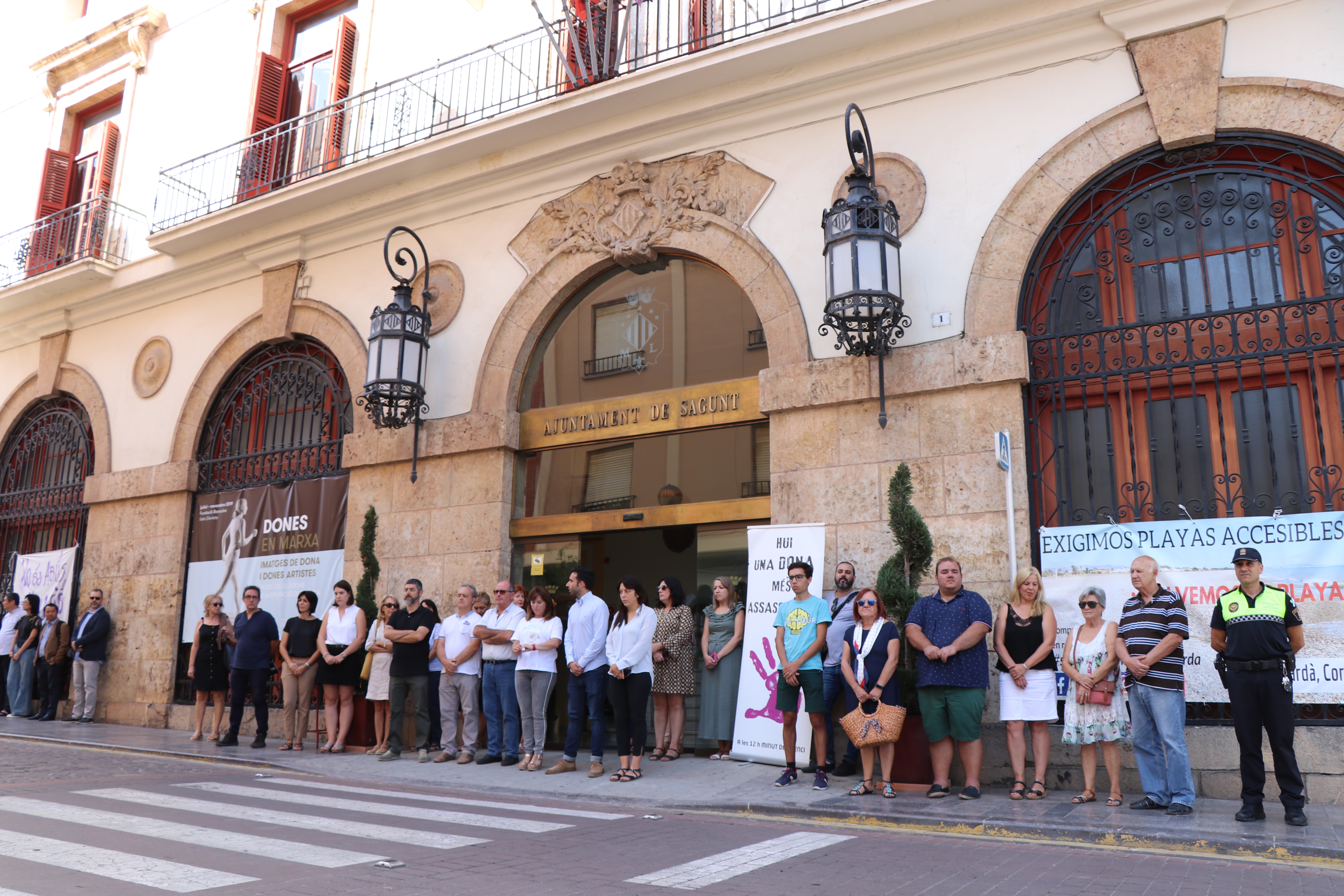 Sagunt guarda un minut de silenci en senyal de condemna i repulsa pels presumptes assassinats masclistes ocorreguts a Mallorca i Barcelona 