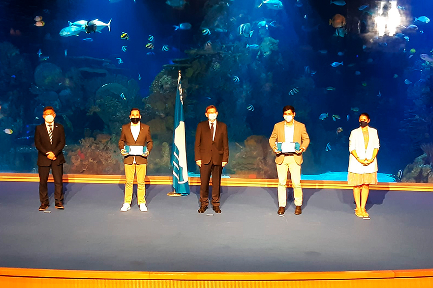 Sagunt recull les seues banderes blaves en una visita hui a l'Oceanogràfic de València
