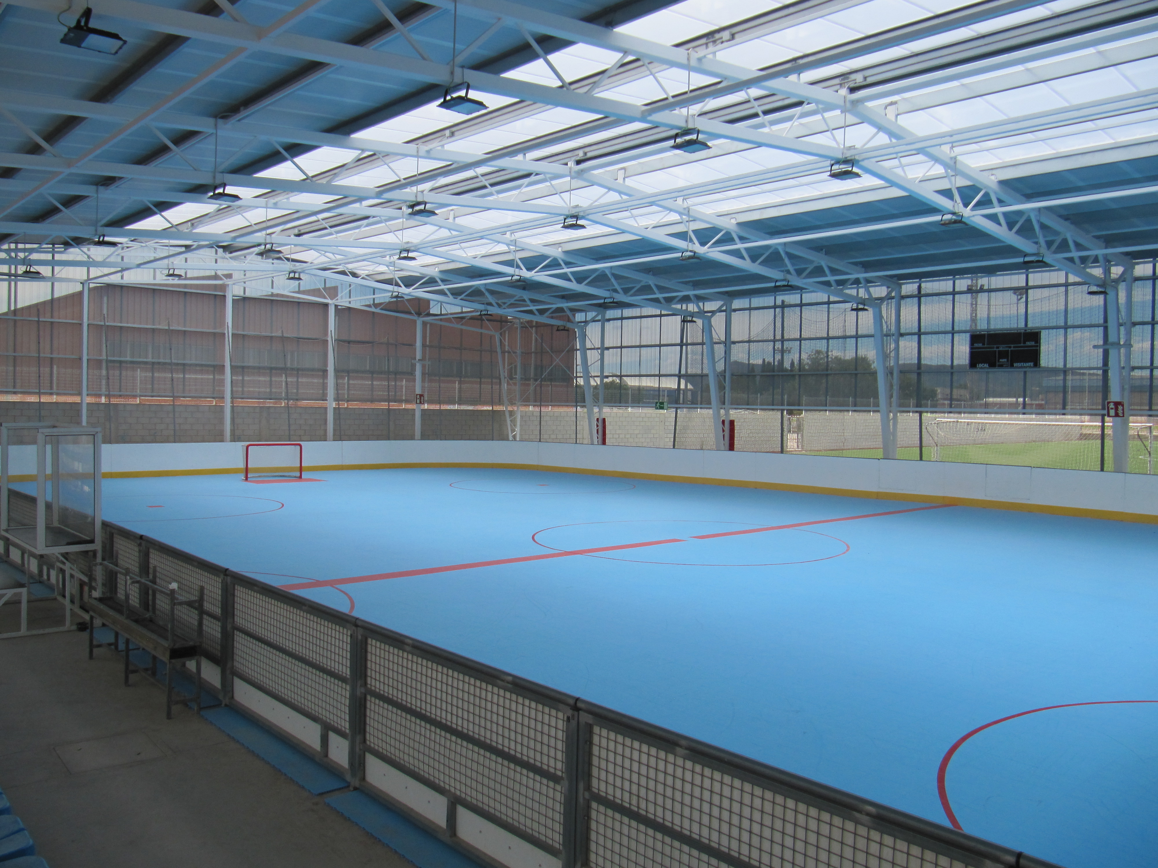 Finalitzen les obres de construcció de la pista coberta d'hoquei del poliesportiu municipal