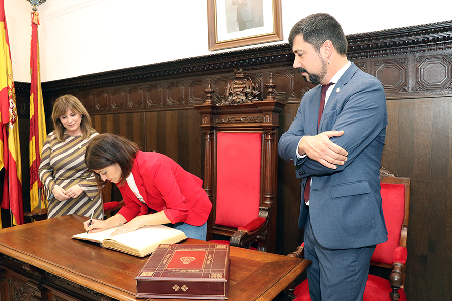 La ministra de Joventut i Infància visita Sagunt i firma en el Llibre d'Honor de la ciutat