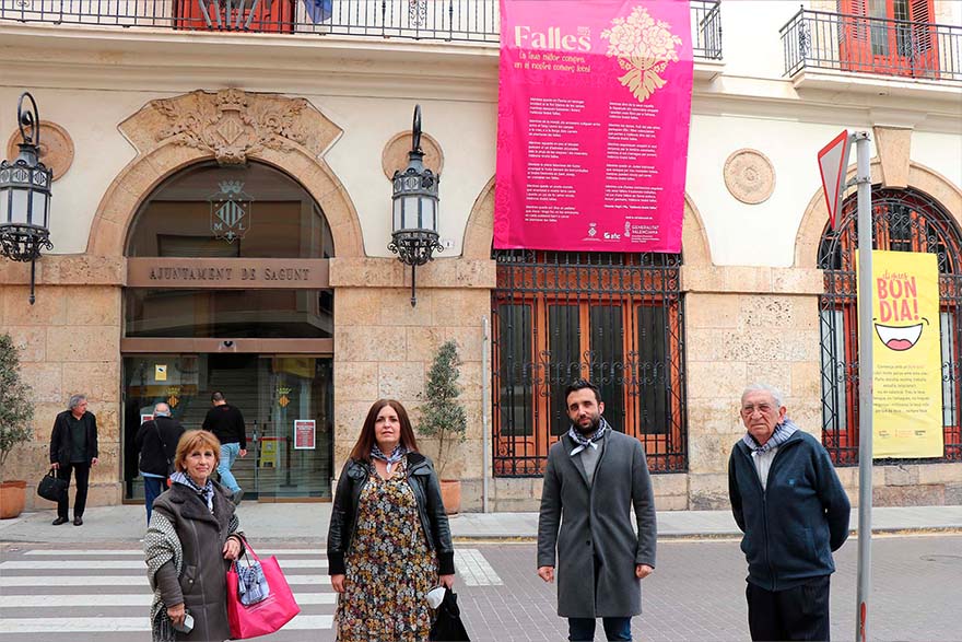 Desplegament de les pancartes de la campanya de comerç de Falles 2022 en els edificis municipals