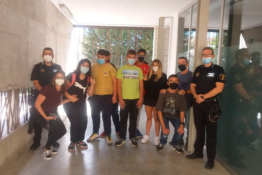 La Policia Local de Sagunt rep l'alumnat TEA de l'Institut María Moliner en el Dia Europeu de l'Autisme 