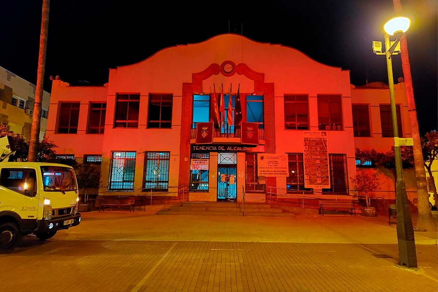 Les façanes de l'Ajuntament i de Tinència d'Alcaldia s'il·luminen de roig per celebrar el Dia Mundial de la Creu Roja