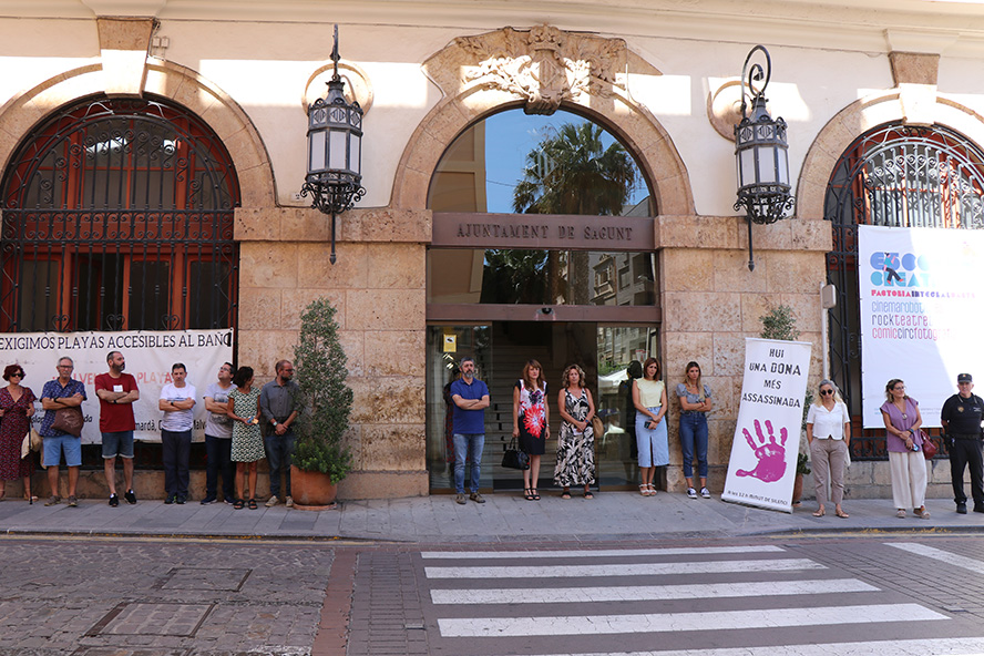 Sagunt guarda un minut de silenci en senyal de condemna i repulsa pels assassinats masclistes a Salamanca i Alzira