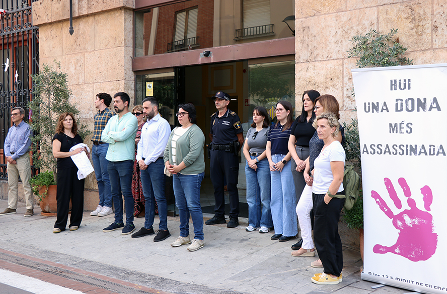 Silenci a les portes dels edificis municipals pel presumpte assassinat masclista perpetrat a Madrid