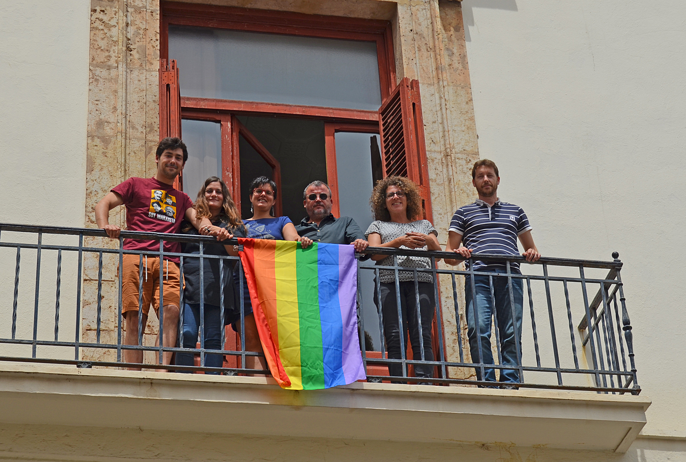 La bandera LGTBI oneja en l'Ajuntament de Sagunt i la Tinença d'Alcaldia del Port de Sagunt