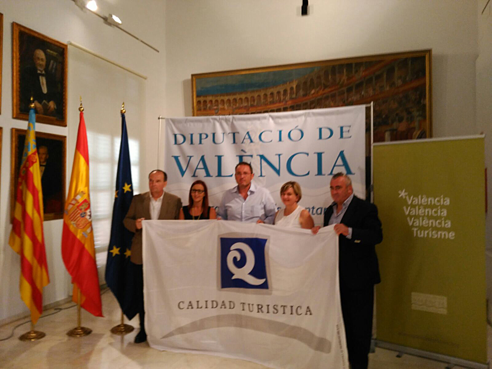 El delegat de Platges recull les banderes Q de Qualitat de les platges del Port de Sagunt i Almardà