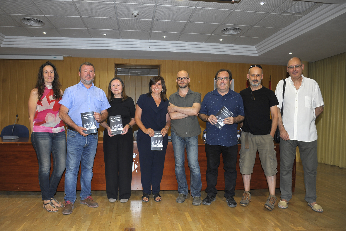 La companyia teatral Hongaresa va presentar ahir el llibre commemoratiu del seu vintè aniversari