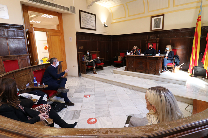 Ajuntament, Generalitat i Pilkington estudien com formar als treballadors de l'empresa