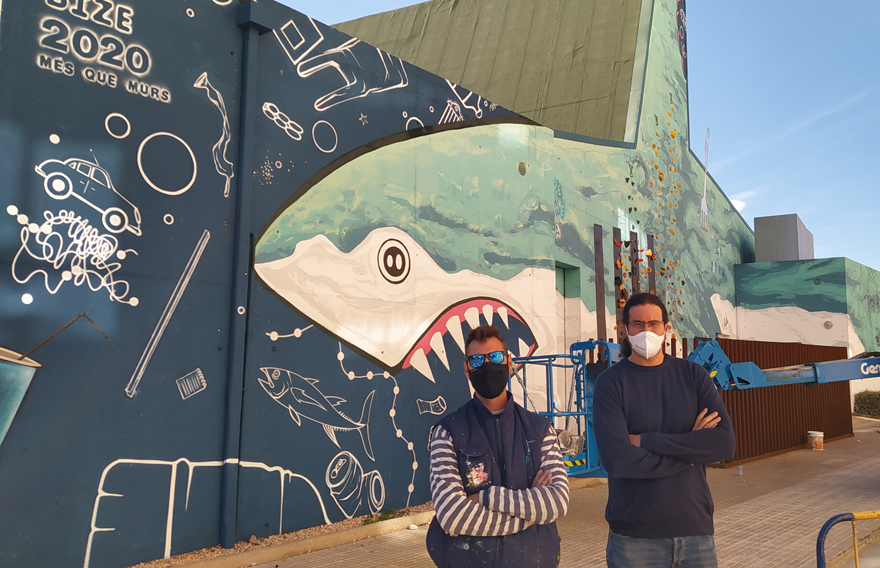 El grafiter local Bize plasma la mar i la contaminació de les aigües en el seu mural del Més Que Murs