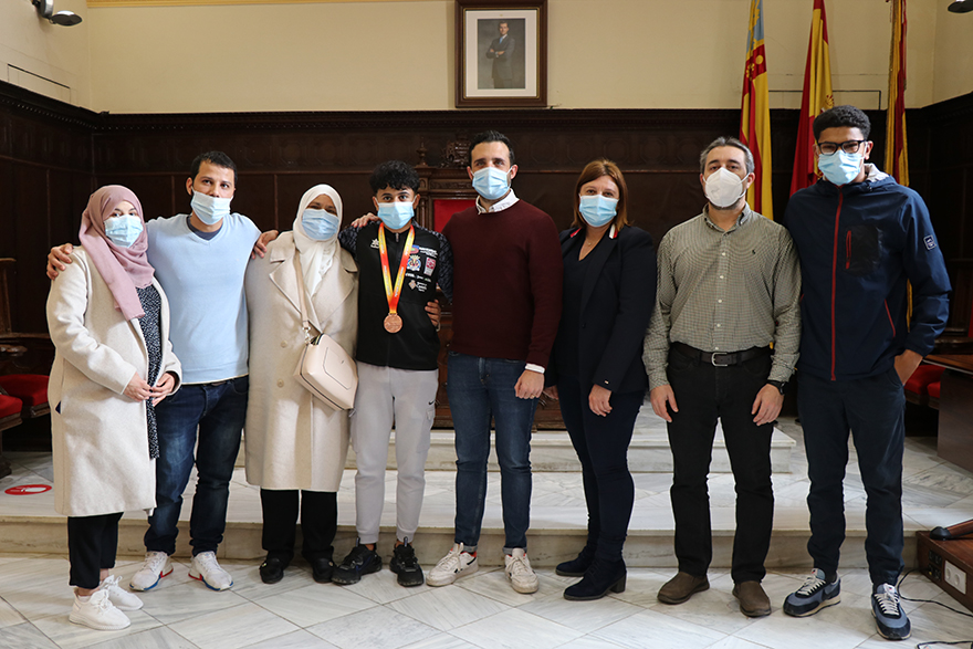 L'alcalde de Sagunt i el regidor d'Esports reben l'atleta Tarik El Amri en reconeixement pel seu bronze en el Campionat d'Espanya de 1.500 m. en pista coberta